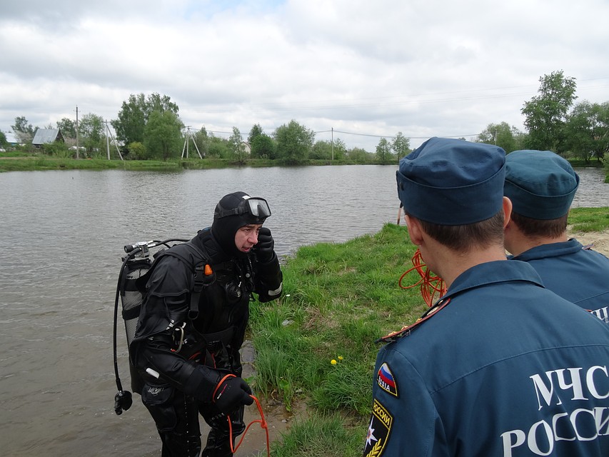 "Озеро пригодно для купания", - сделал вывод водолаз, выходя из воды.