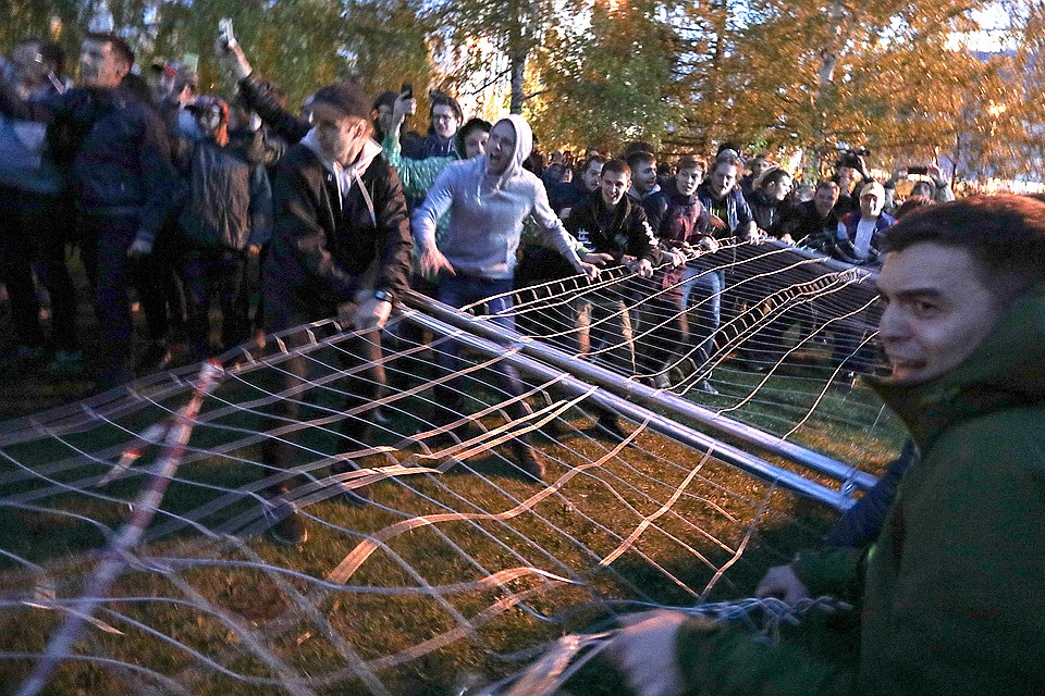 Участники акции против строительства собора святой Екатерины ломают забор вокруг сквера в центре Екатеринбурга. Фото Марина Молдавская/ТАСС