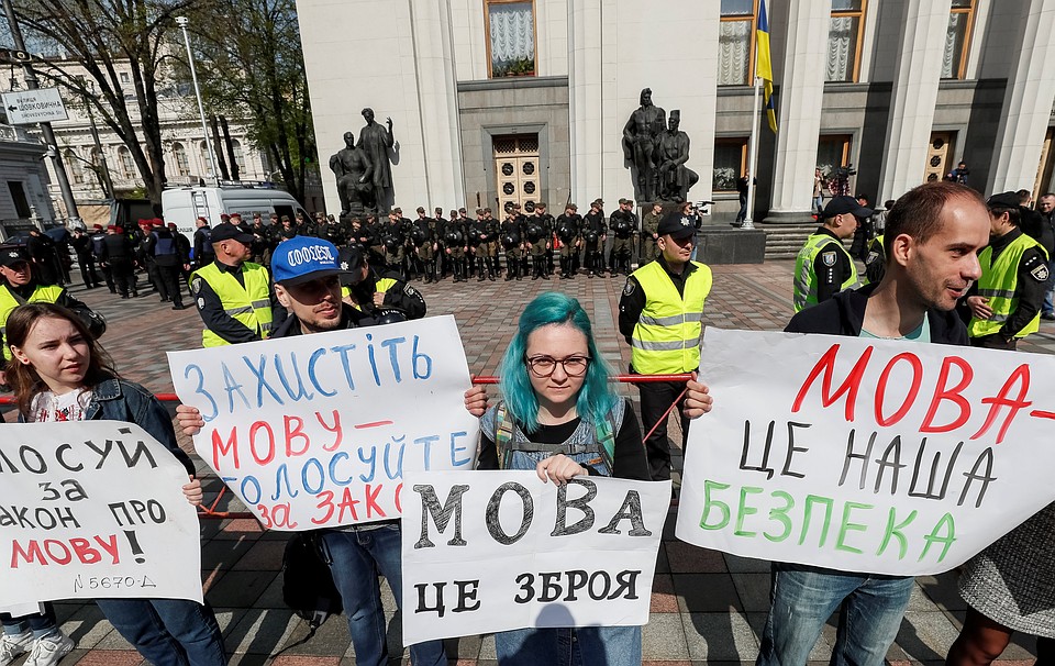 После вступления закона в силу все жители Украины будут обязаны использовать мову в социальных сферах жизни