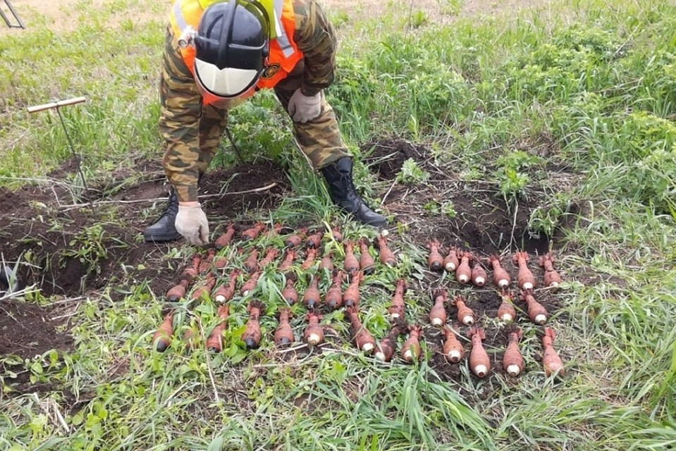 Снаряды уничтожили в поле