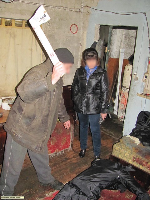 Убийца демонстрирует, как расправлялся со своим приятелем.
