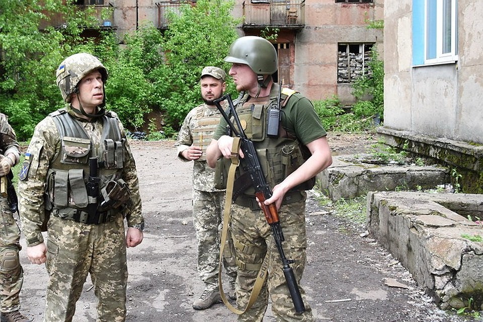 Генерал Сырский в растерянности от «недипломатичных» вопросов бойцов. Фото: facebook.com/pressjfo.news