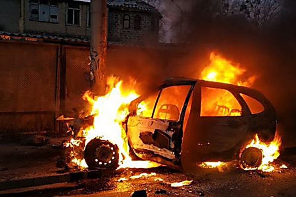 Авто загорелось после столкновения с железобетонной опорой. Фото: ВКонтакте