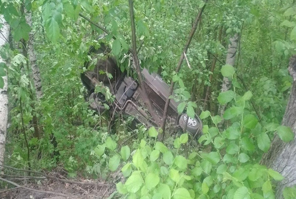 Водитель "Гранты" вылетел с дороги в кювет и перевернулся