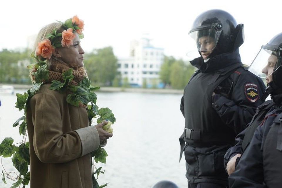 Некоторые защитники сквера, приходили на акцию в костюмах. Эта девушка, например, олицетворяла Природу.