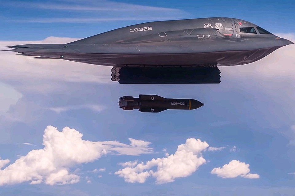 Сброс новейших авиабомб GBU-57 произвел американский бомбардировщик B-2 Spirit.