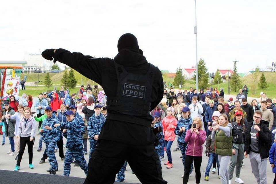 Захват преступника, рукопашный бой и овчарки: в Кемерове прошла «Зарядка со стражем порядка». ФОТО: ГУ МВД России по Кемеровской области.