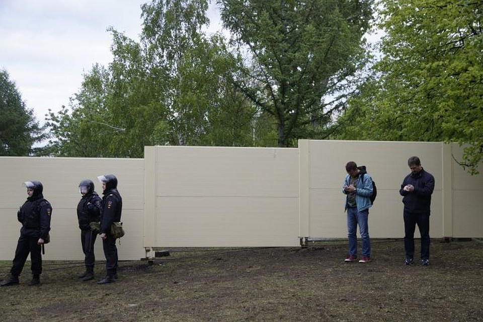 Забор вокруг сквера у Театра драмы появился неделю назад. А в минувшую среду его сделали капитальным.
