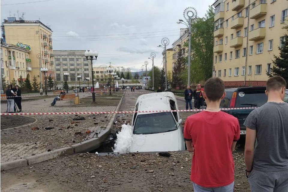 Авто провалилось под землю в Красноярске.