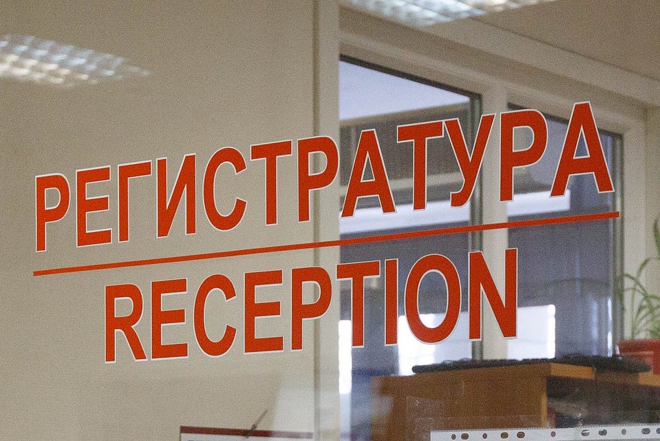 Пациенты занимают живую очередь, чтобы взять талон на электронную очередь
