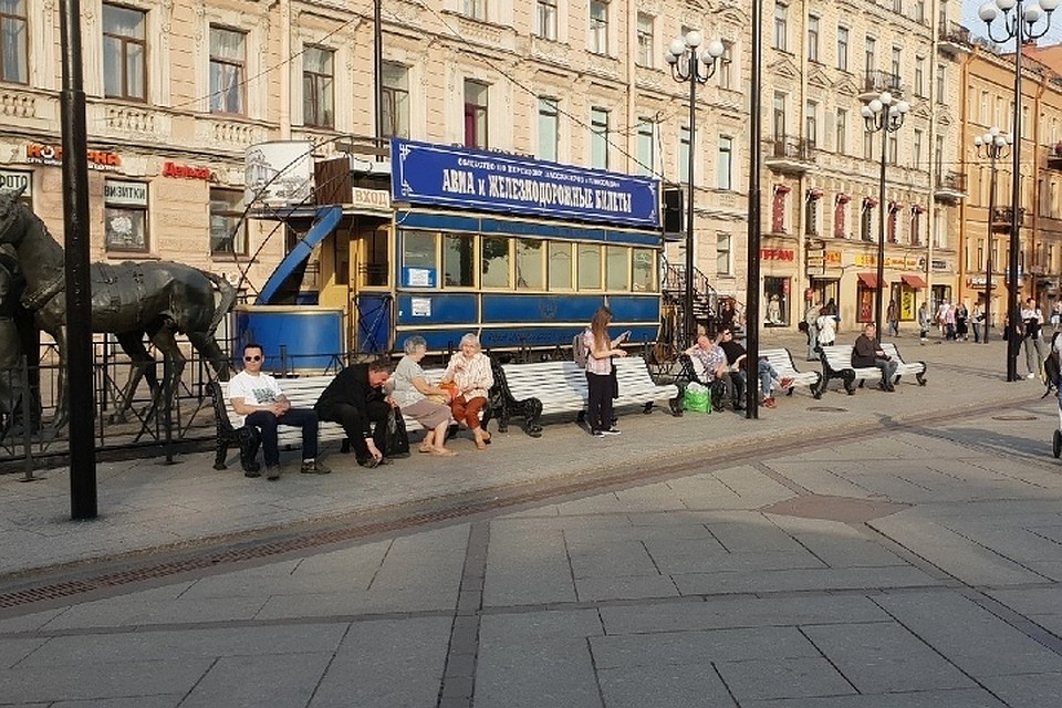 Новые скамейки появились у метро Василеостровская. Фото: Группа ВКонтакте "Живем на Васильевском"