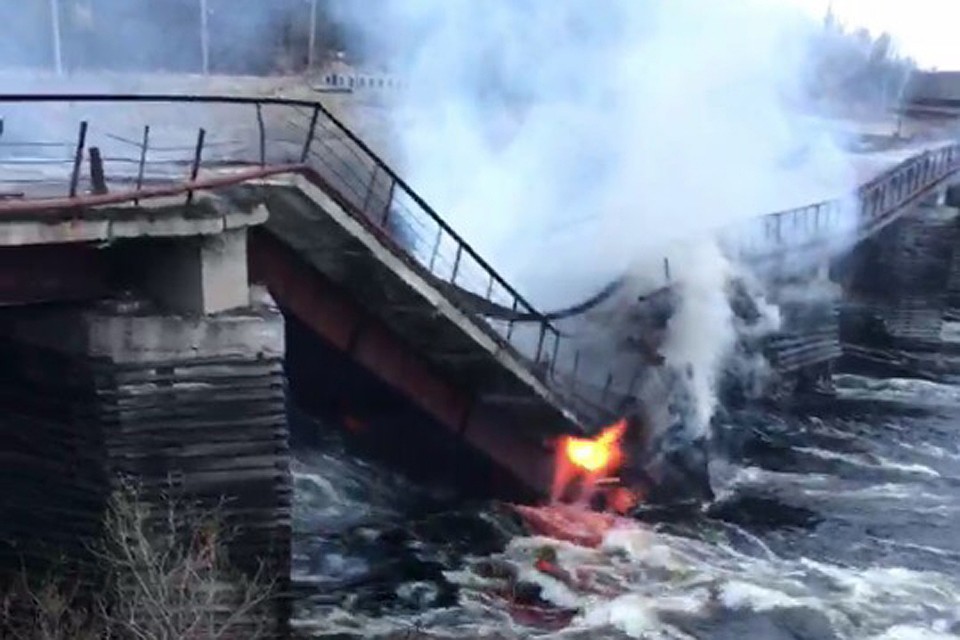 Пожарные потушили мост к 18:20, но ближе к полуночи он все равно рухнул. Фото: Администрация Кильдинстроя