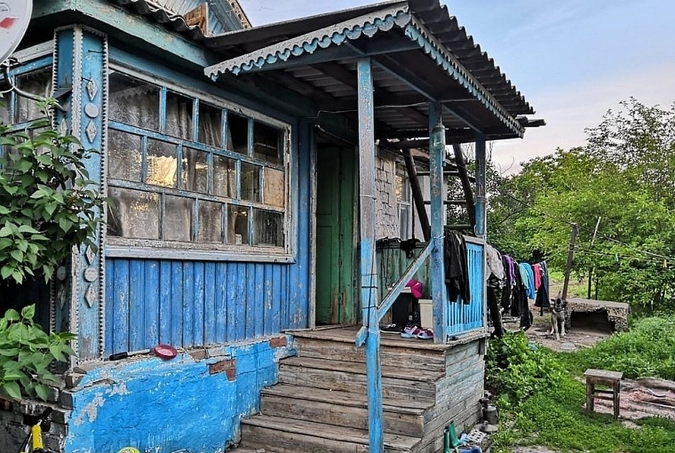 В этом домике площадью 18 "квадратов" кроме домочадцев были прописаны еще десятки мигрантов.