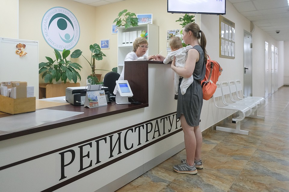 В "бережливых поликлиниках" решили вопрос очередей.