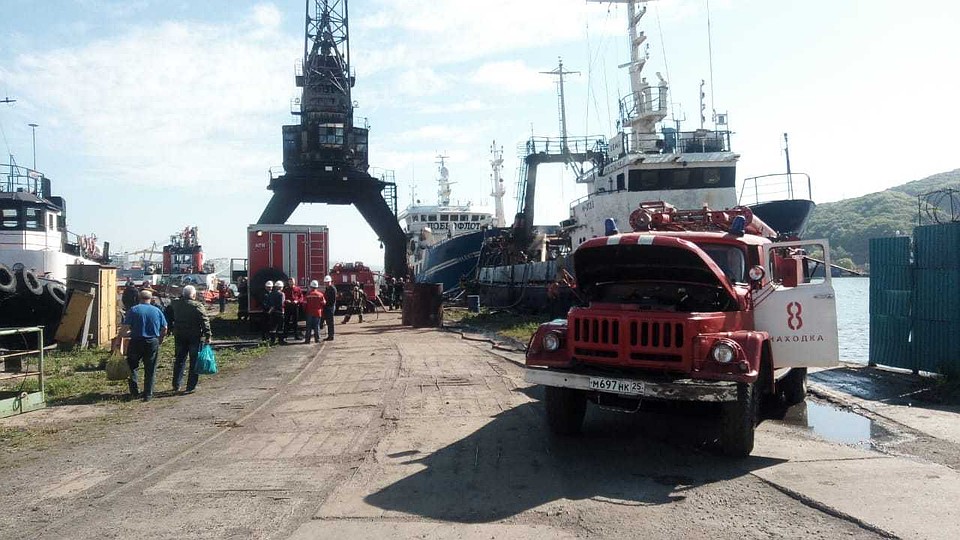 Пожар на судне в Находке. Фото: пресс-служба МЧС по Приморскому краю.