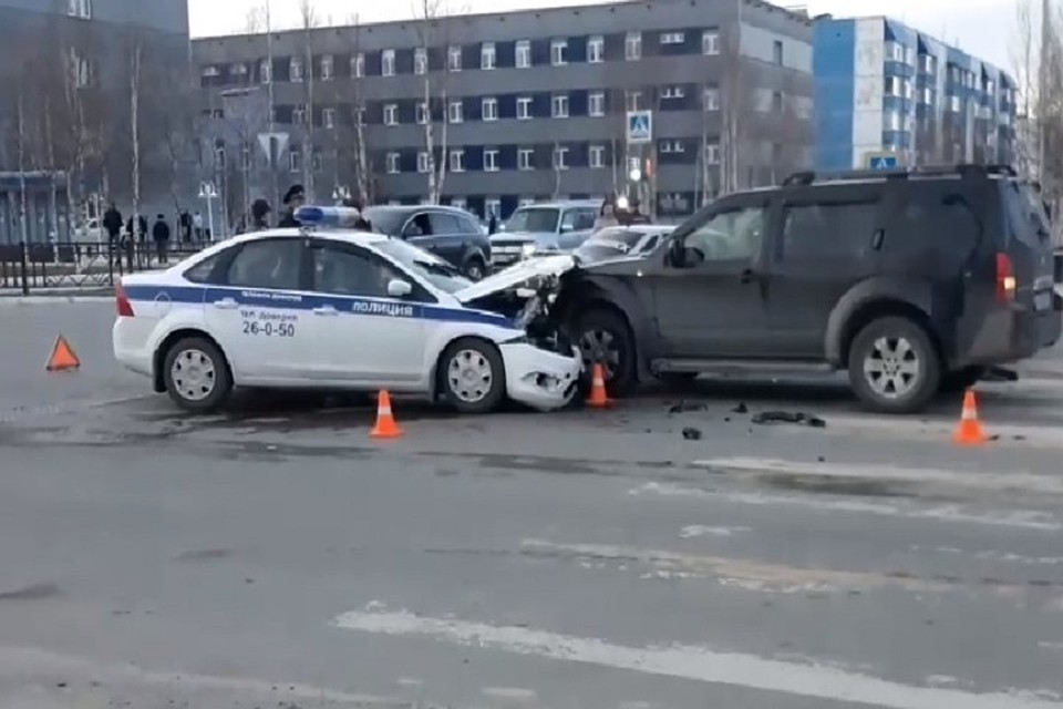 В Муравленко внедорожник смял автомобиль ДПС Фото: Госавтоинспекция Ямала