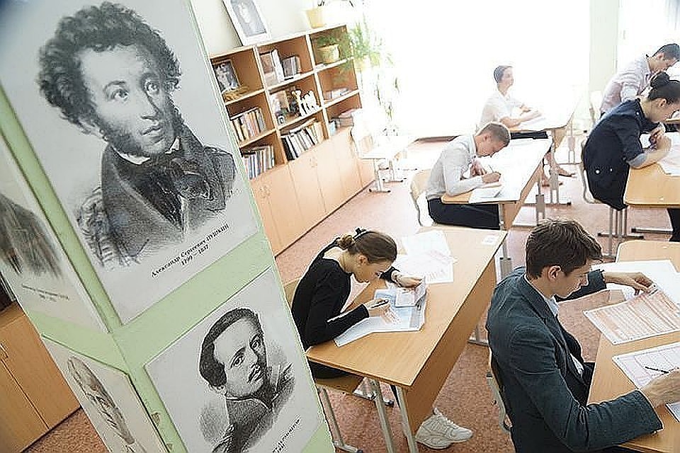 Девятиклассники начали сдавать экзамены