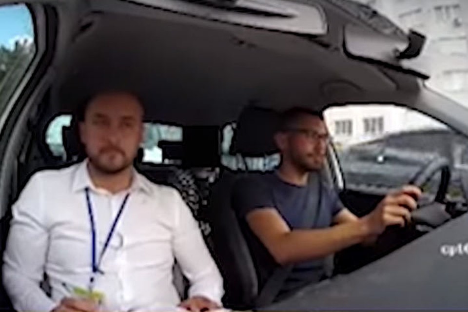 Юноша попытался выехать на перекресток на желтый свет светофора