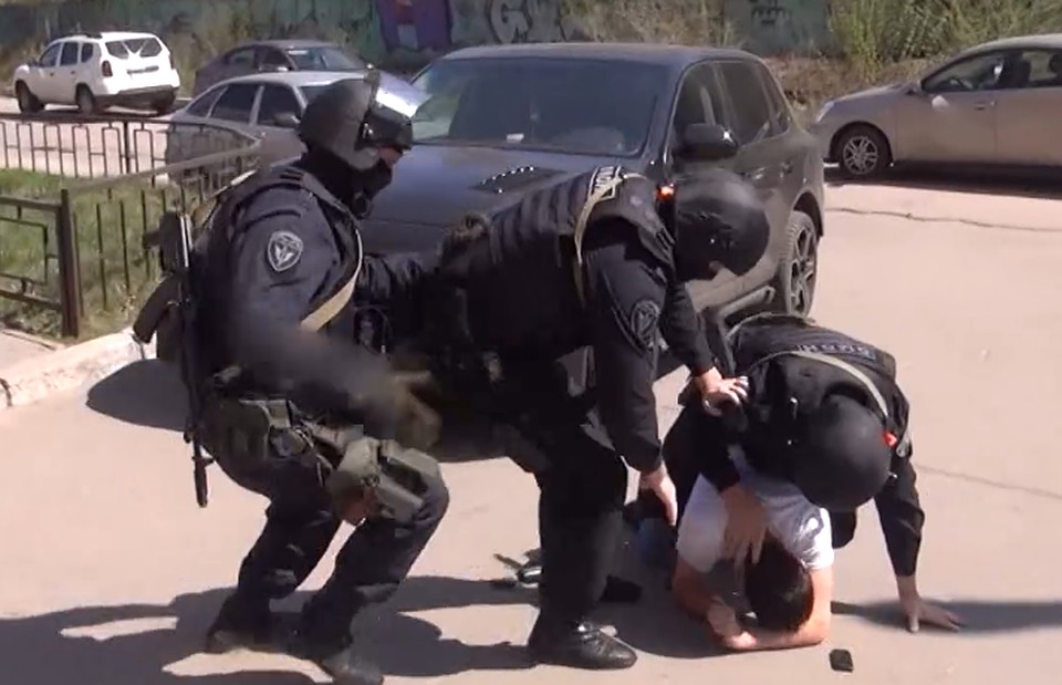 Покровителя мигрантов укладывают на асфальт.