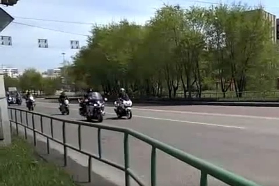 Колонна байкеров на Хлебозаводской улице