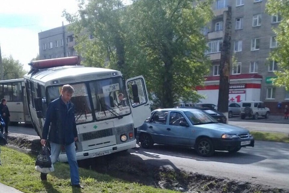 Маршрутка съехала в кювет в Кировском районе Фото: "Инцидент Кемерово" / "ВКонтакте"