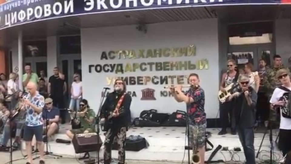 Борис Гренщиков на уличном выступлении в Астрахани. Фото из инстаграма музыканта