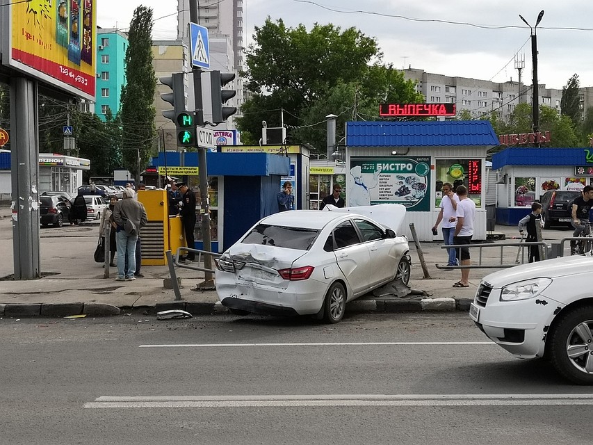 После удара "Лада" вылетела на тротуар. Фото соцсетей