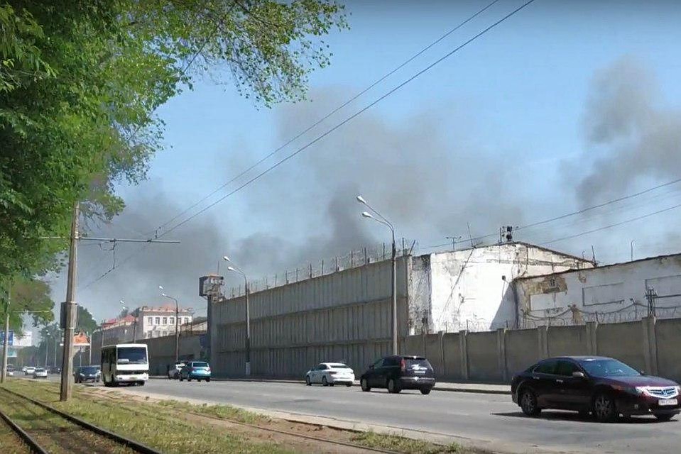 Здание колонии продолжает гореть