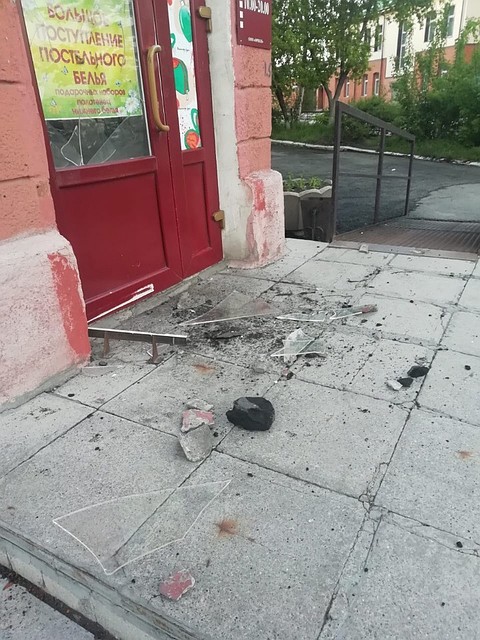 Омич, разбивший двери торгового центра, не помнит зачем это сделал