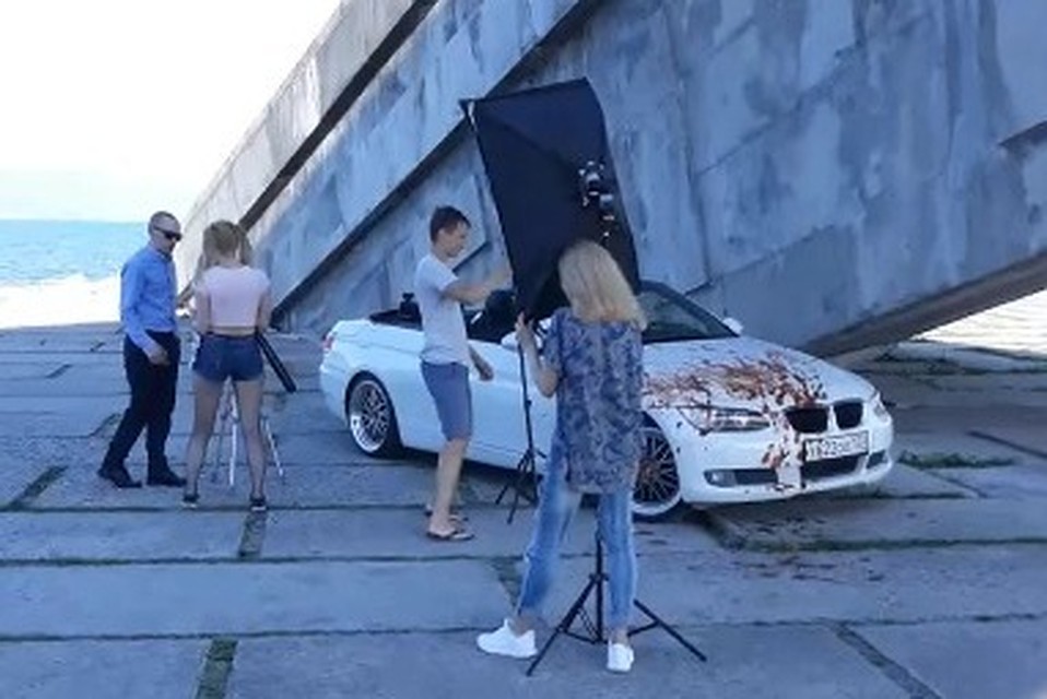 Трое молодых людей устроили фотосессию у мемориала