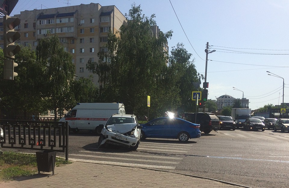 Один из автомобилей вылетел на тротуар
