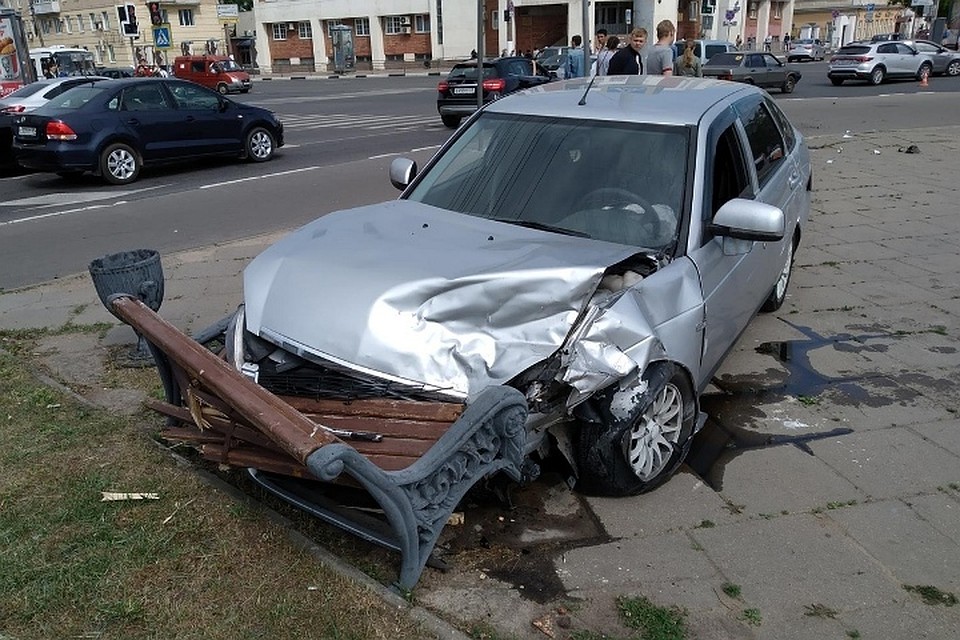После столкновения Lada протаранила скамейку
