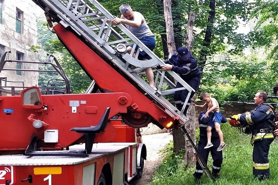 Людей пришлось эвакуировать при помощи пожарных лестниц (Фото: ГИЧС).