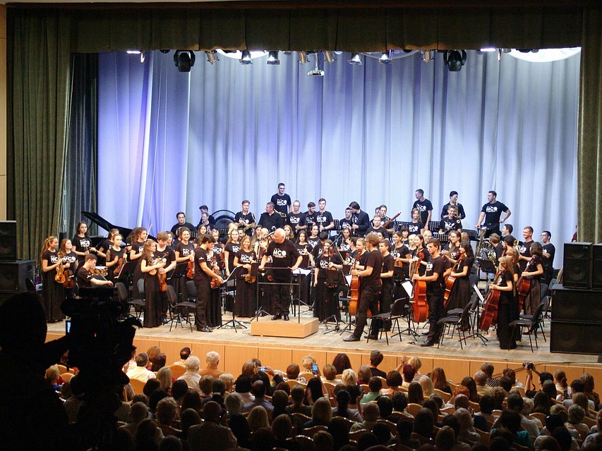 В этом году оркестр готовит премьеру - концертное исполнение одноактной оперы "Моцарт и Сальере"