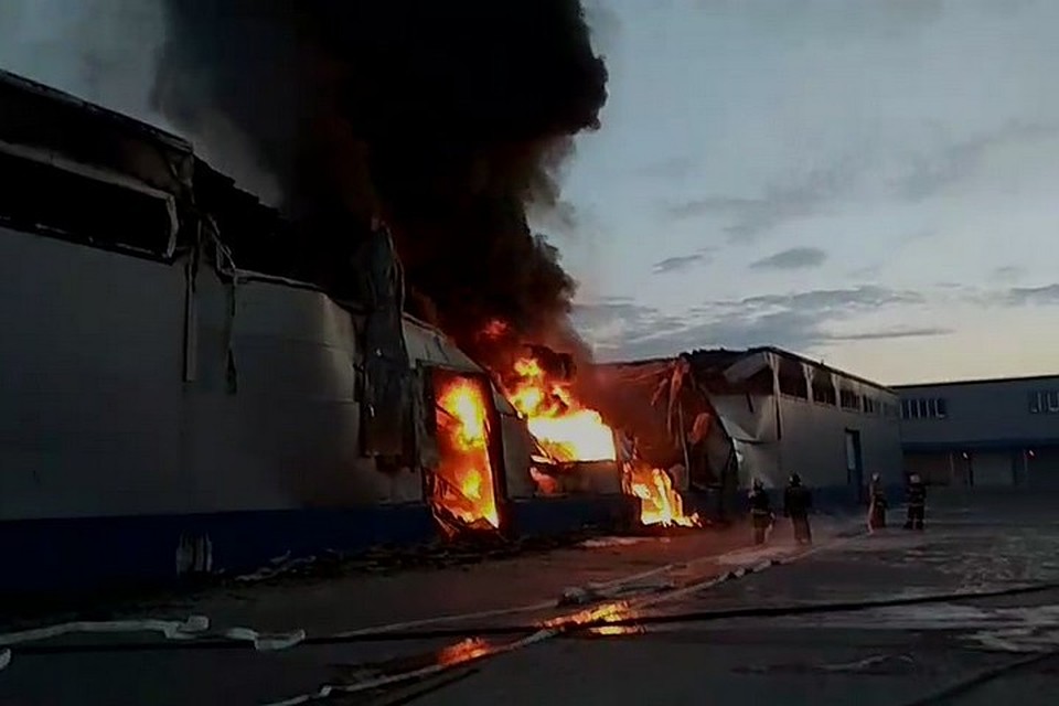 Пожар на складе ГСМ под Красноярском полностью потушили только к 12 часам дня. Стоп-кадр видео