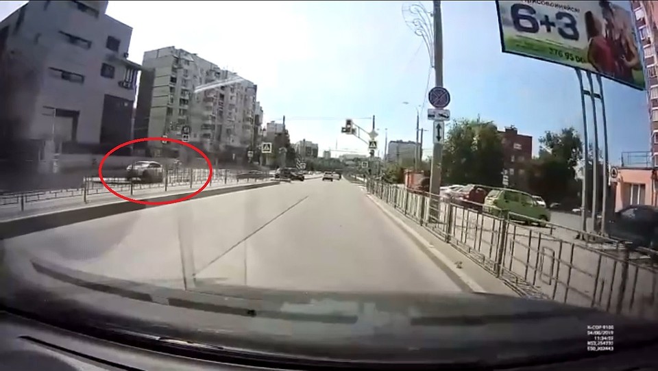 Момент жуткой аварии попал на видеорегистратор другого автомобиля