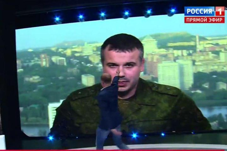 На экране – начальник пресс-службы народной милиции ДНР Даниил Безсонов, которому Всеволод Непогодин показал неприличный жест