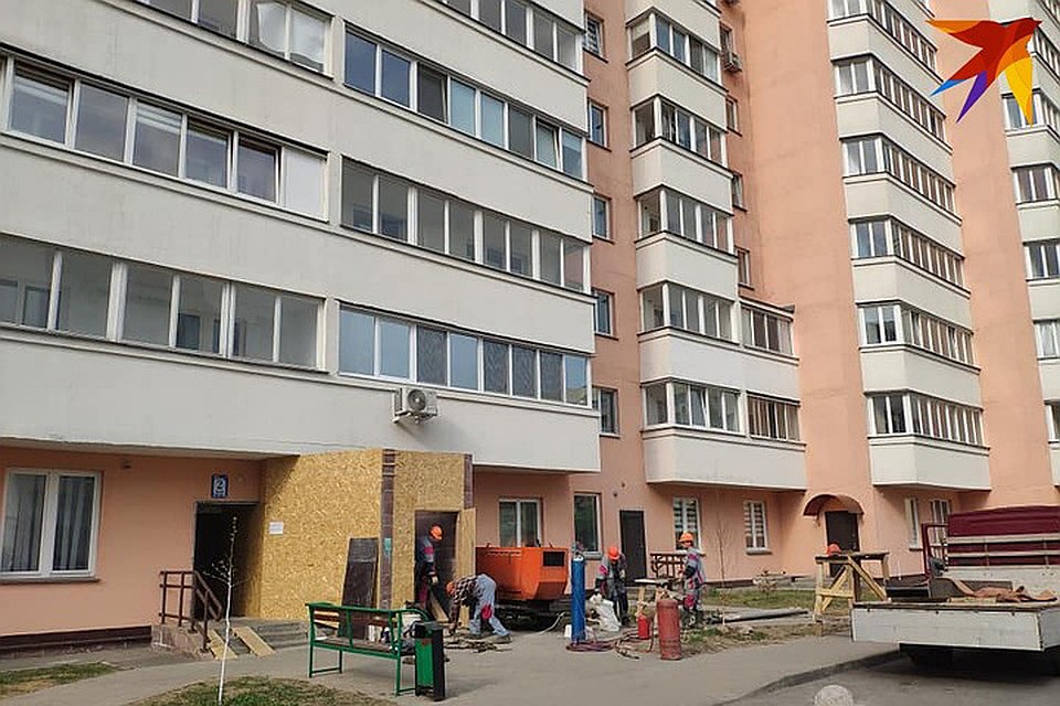Больше месяца назад из дома на улице Широкая пришлось эвакуировать жильцов, чтобы специалисты смогли укрепить разрушенную колонну