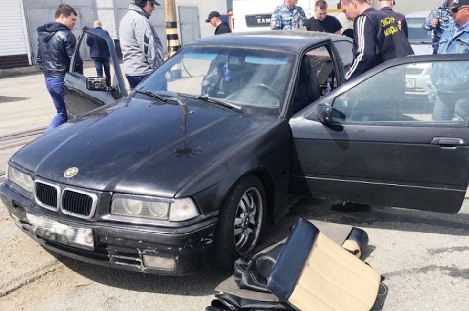 Под обшивкой заднего сидения стражи порядка нашли и изъяли восемь свертков с порошкообразным веществом красного, зеленого и белого цветов