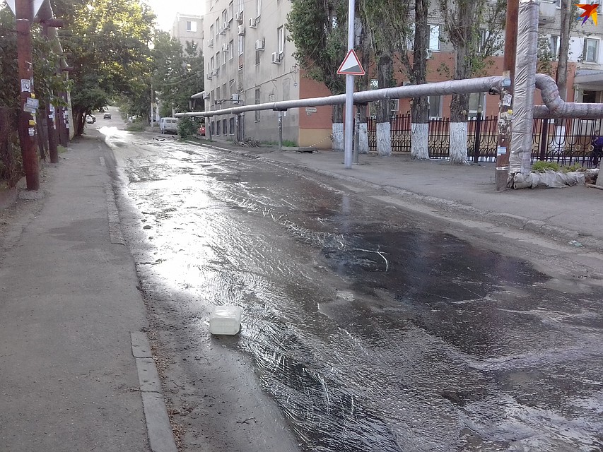 Улицу Тракторная заливает водой. Фото очевидцы