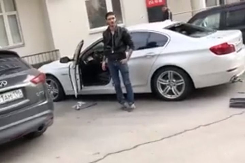 На вопросы владельца машины молодой человек несколько раз повторил: «Я за сквер». Фото: facebook.com/kolezev, Дмитрий Колезев