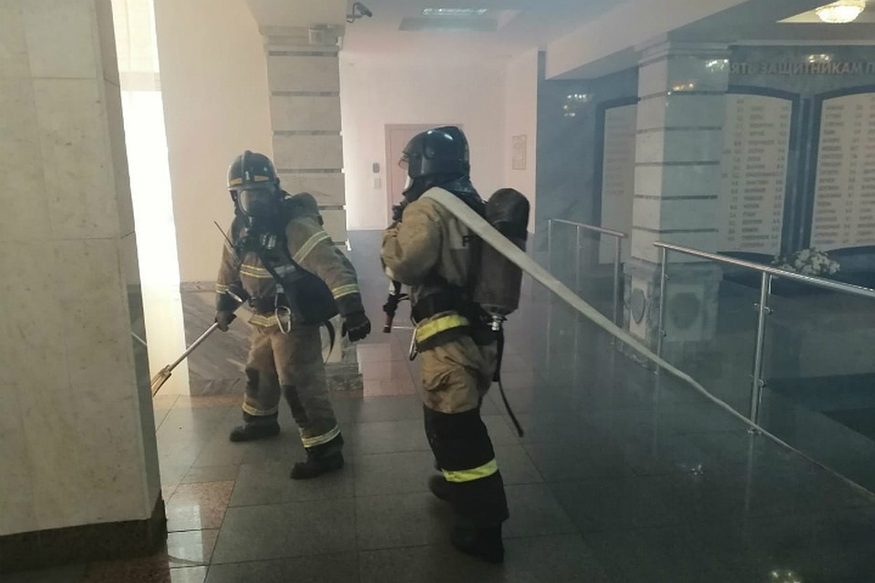 К зданию управления МВД в Хабаровске экстренно съехались пожарные расчеты