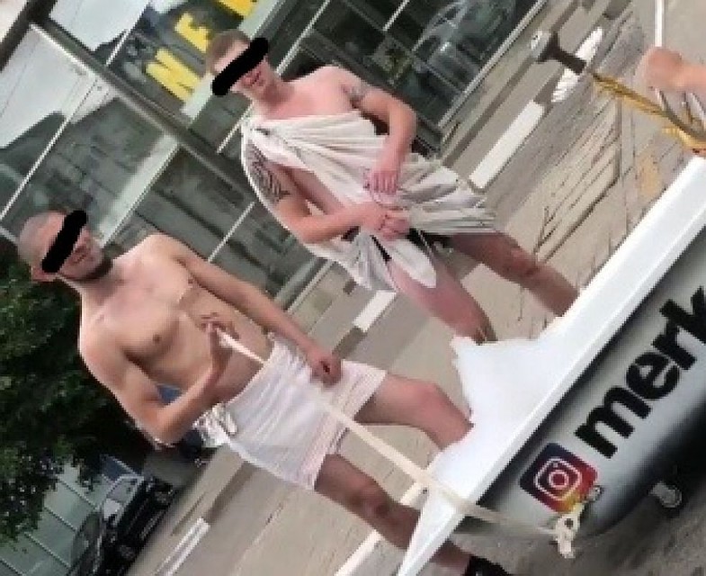 В Белгороде молодые люди решили отдохнуть в ванной прямо на проспекте.Фото сообщества ВКонтакте "Жесть Белгород".