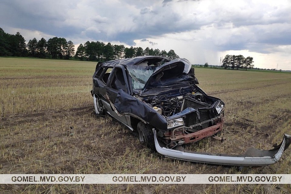 Девушка не справилась с управлением и машина угодила в кювет. Фото: УВД Гомельского облисполкома.