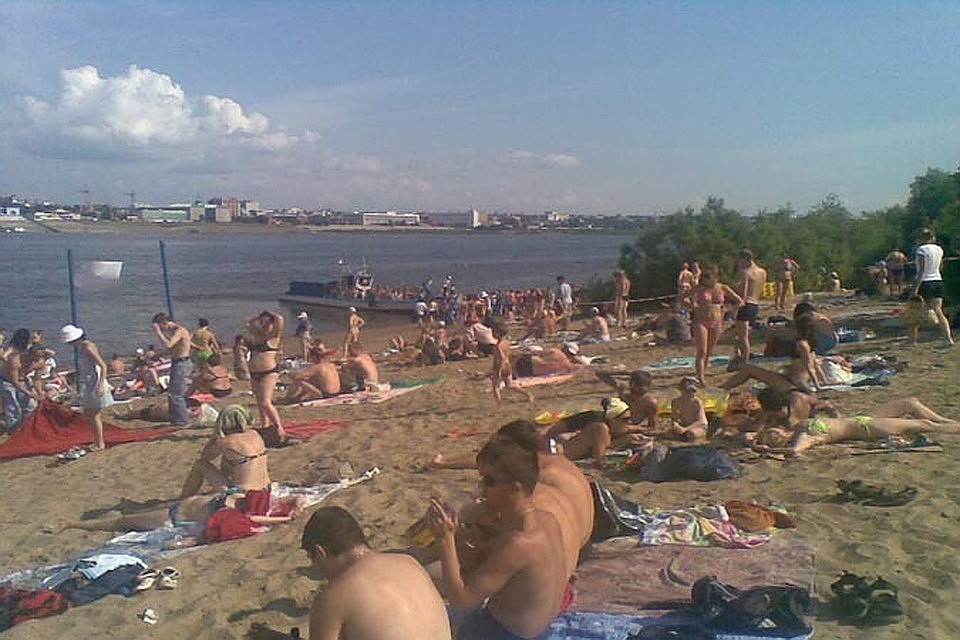По выходным, когда жара, на пляже всегда полно народу
