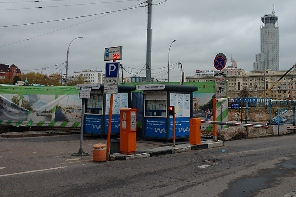 Не платить за стоянку автомобилисты смогут также 30 августа, 4, 6 ноября и в праздник Курбан-байрам.