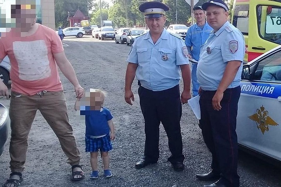 Инспекторы ГИБДД сумели вытащить ребенка