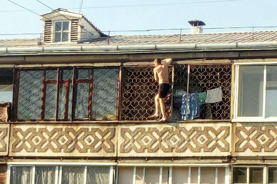 Суровый сибиряк по балконам залез на крышу многоэтажки и улегся загорать. Фото: группа "Непростой Ангарск" ВКонтакте