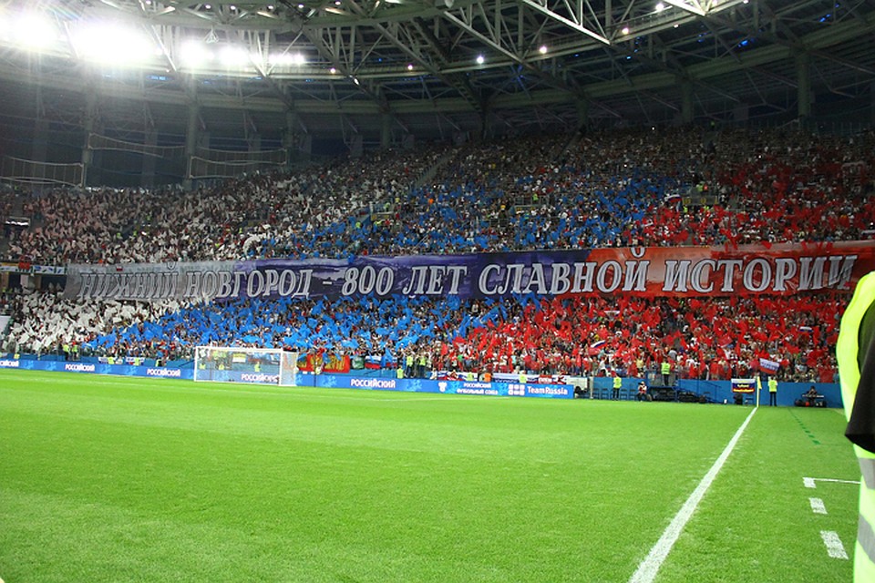 Болельщики составили флаг России из разноцветных модулей. Фото: Роман ИГНАТЬЕВ
