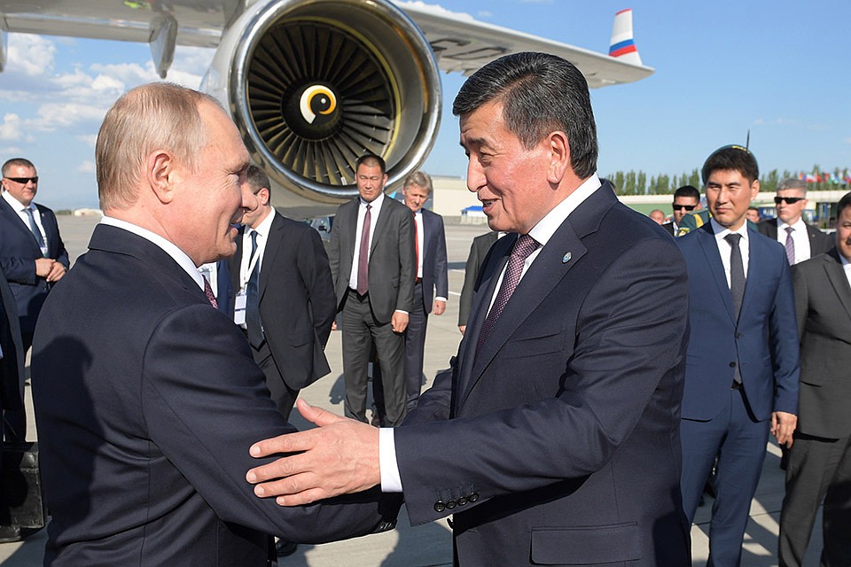 Президент РФ Владимир Путин и президент Киргизии Сооронбай Жээнбеков во время церемонии встречи в международном аэропорту "Манас". Фото Алексей Дружинин/пресс-служба президента РФ/ТАСС